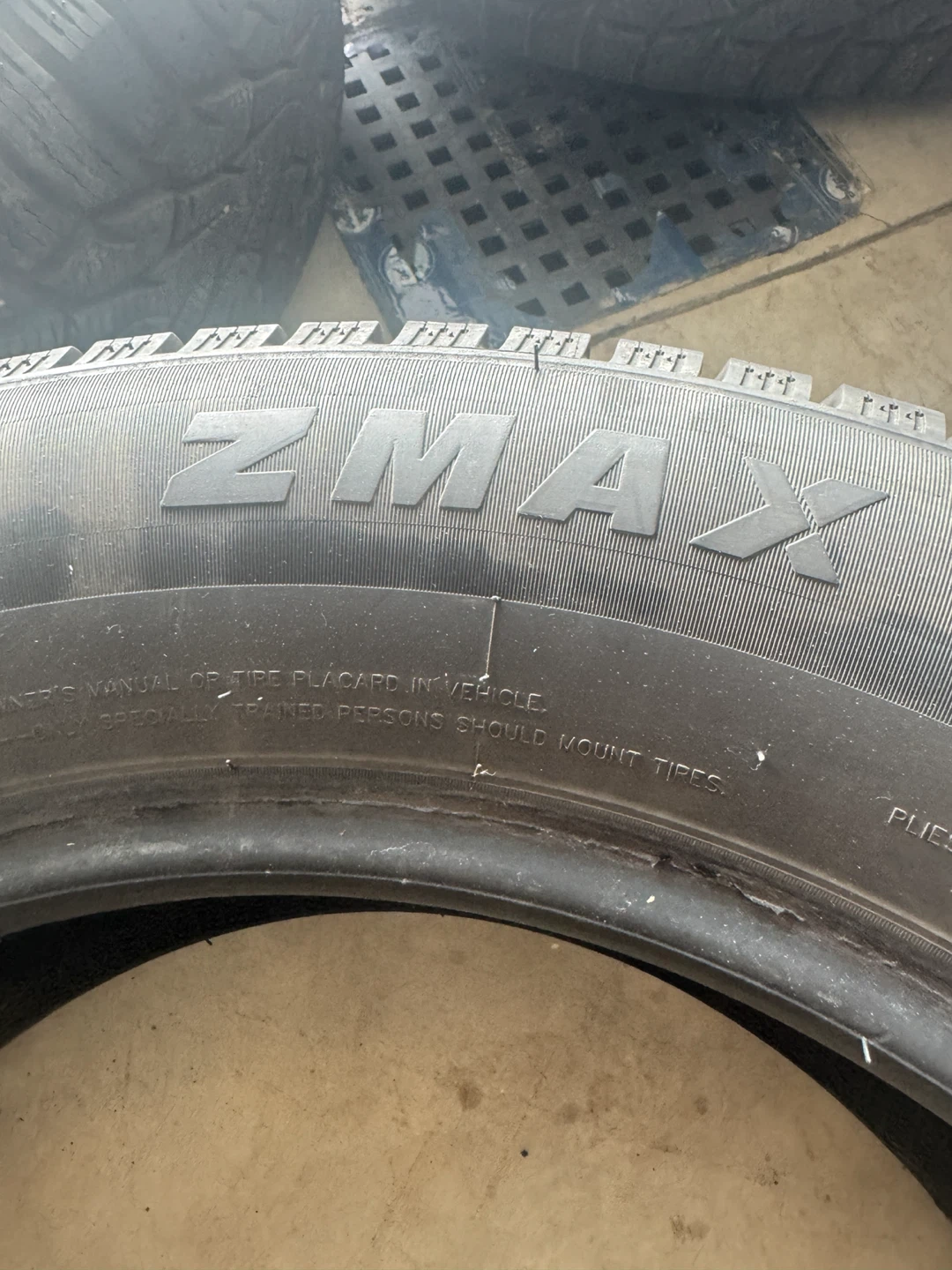 215/65R17 ZMAX Tires – Set of 4 – DOT 1925 – Excellent Condition - photo 5