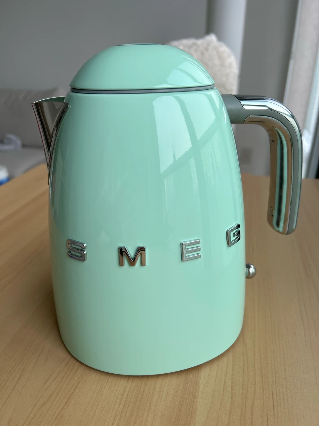 SMEG Pastel Green Electric Kettle (retail $240)