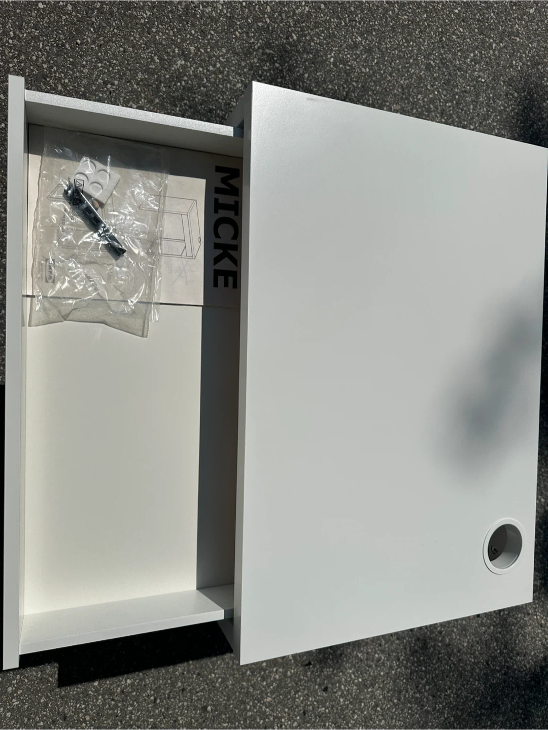 Like new Ikea Desk *Delivery available - photo 2
