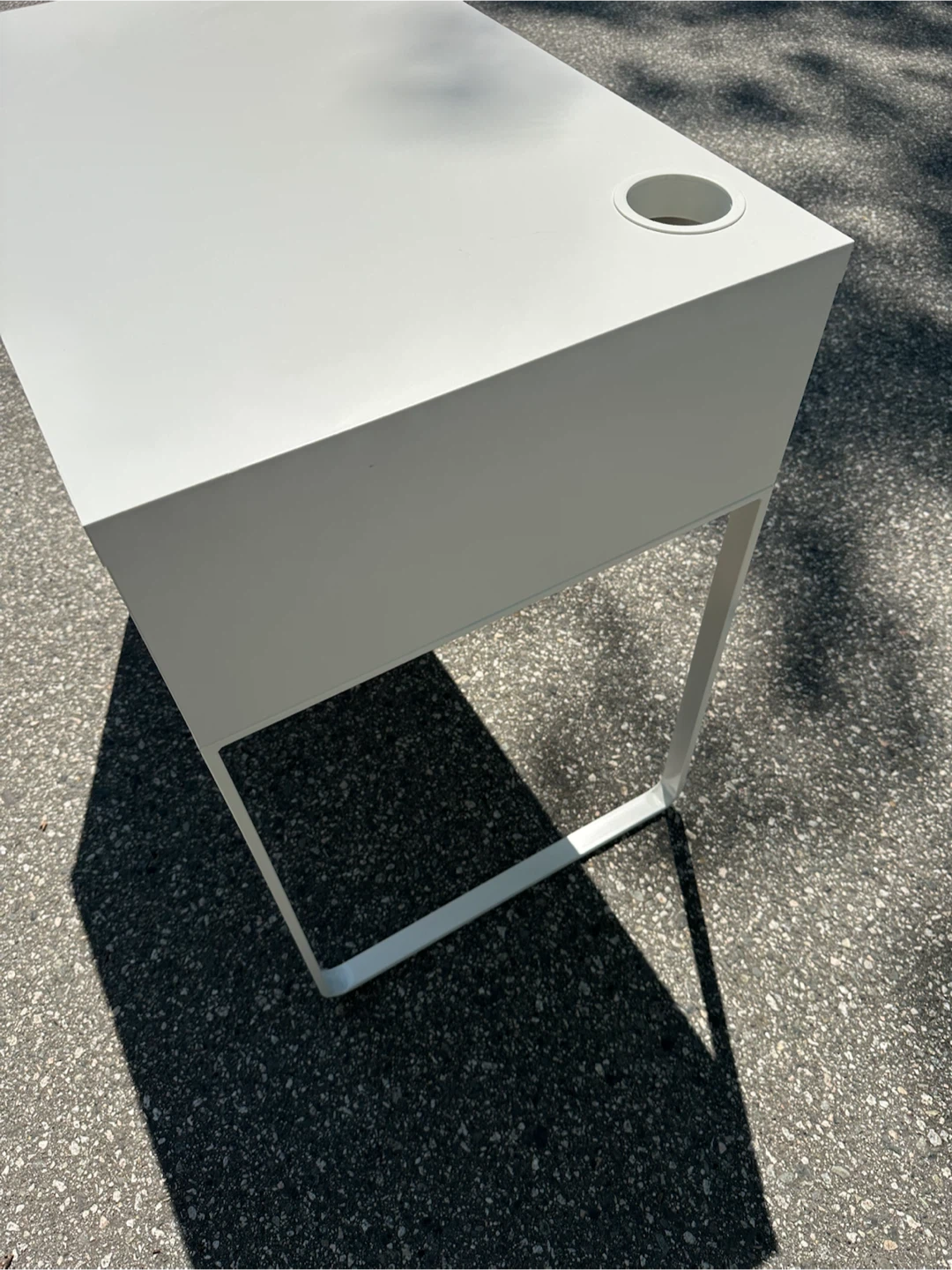 Like new Ikea Desk *Delivery available - photo 3
