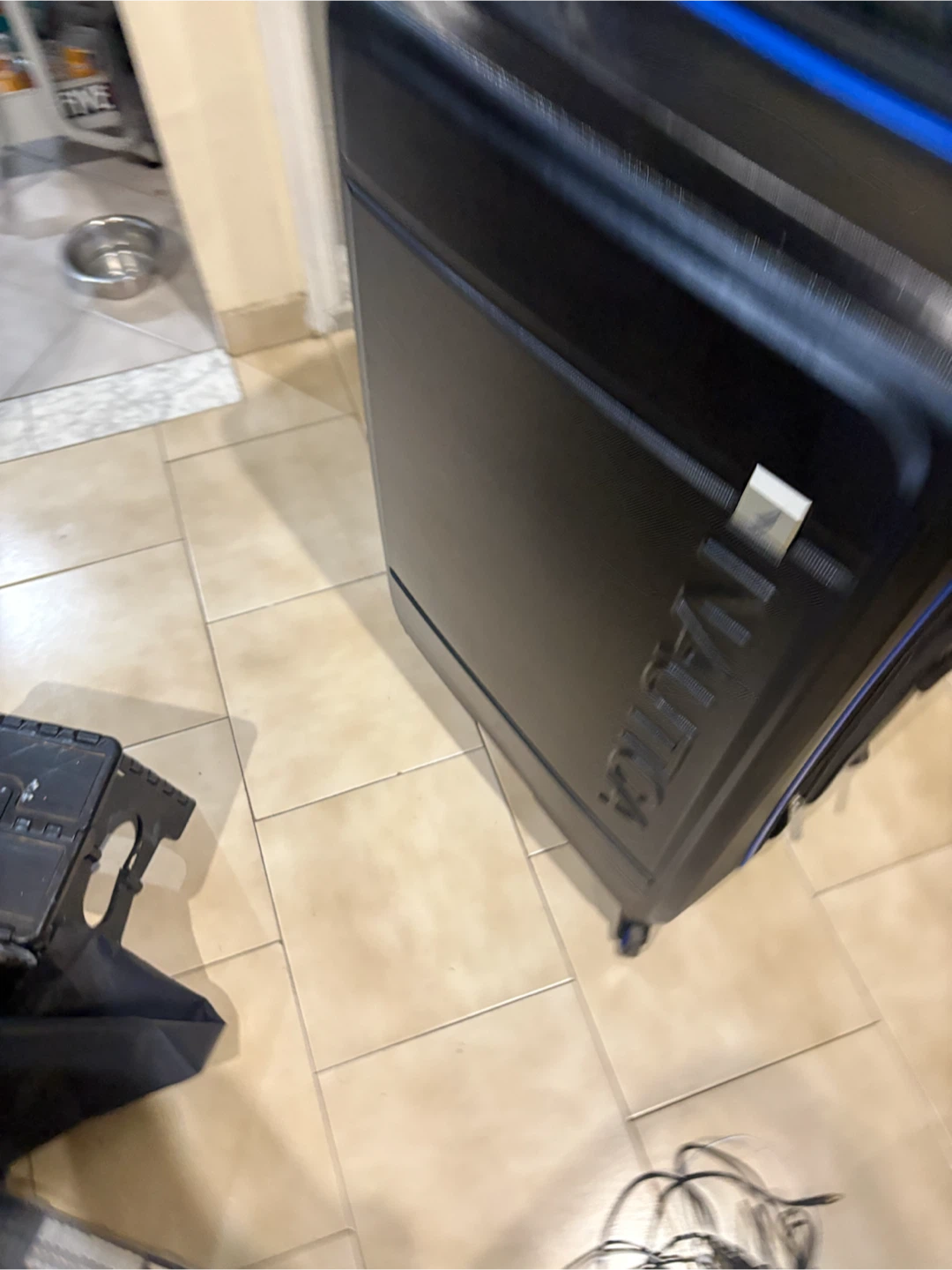Nautica Black Hardside Suitcase 32” - photo 4
