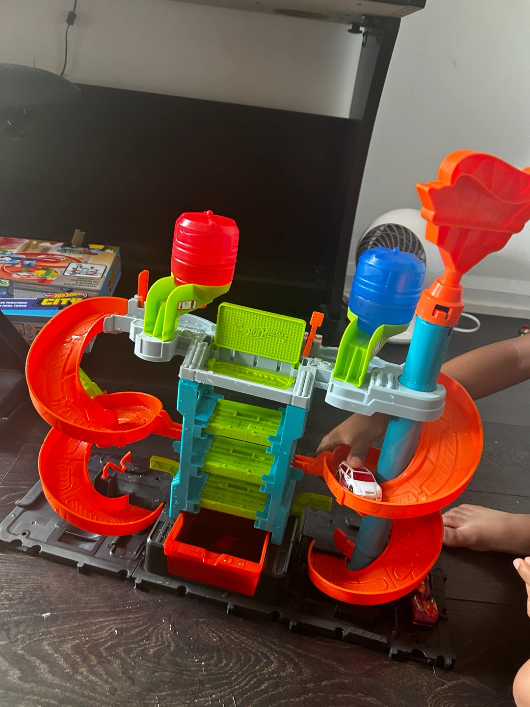 Hot Wheels Mega Tower Car Wash Playset - photo 2