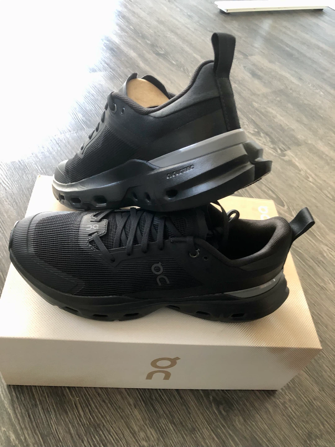 New ON Men’s Training Shoe 9.5