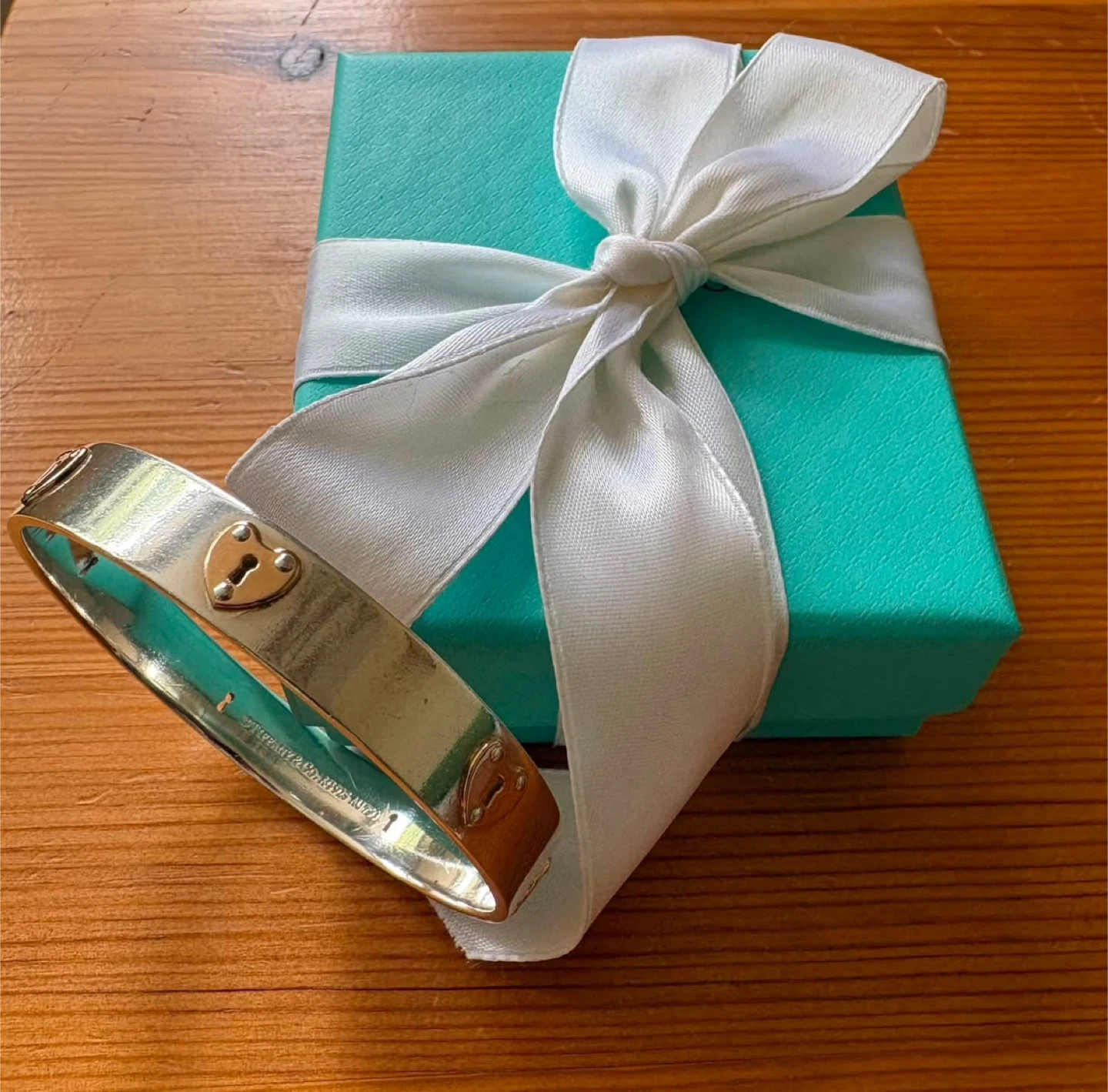💯 Authentic Tiffany and Co. Silver & 18k RGold Heart Lock Bangle - photo 4
