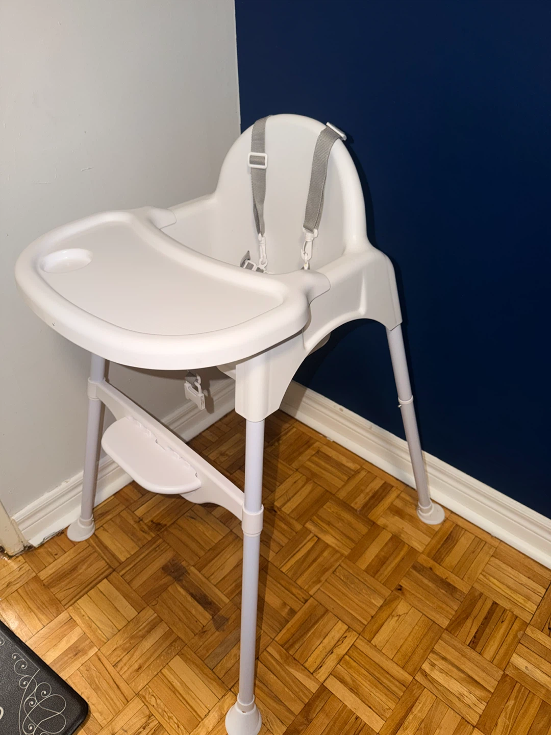 White High Chair with Tray - photo 2