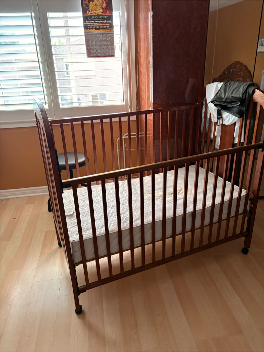 Wooden Baby Crib with Mattress - photo 3
