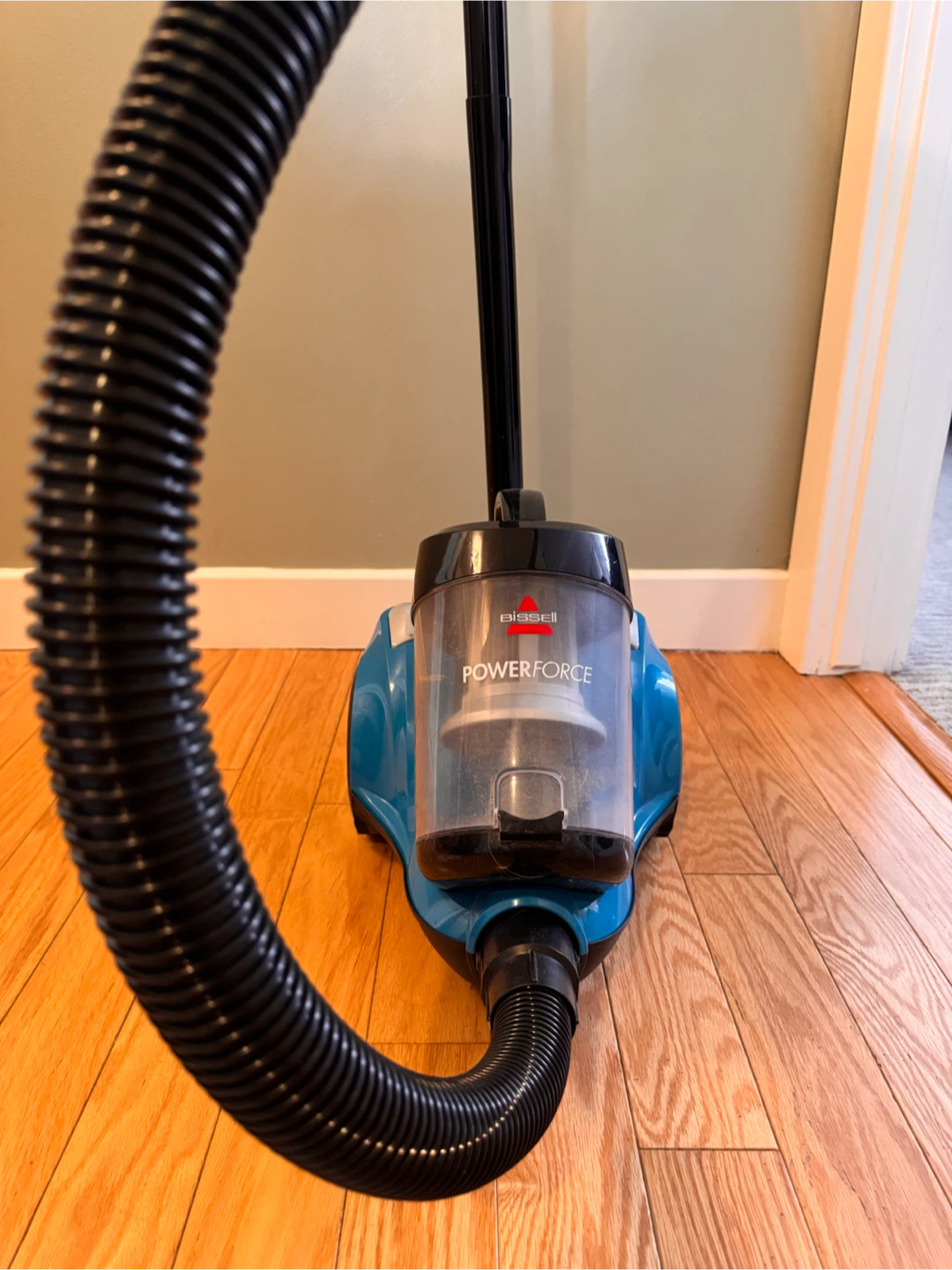 Bissell “PowerForce” Vacuum Cleaner w/ Detailing Attachments - photo 2