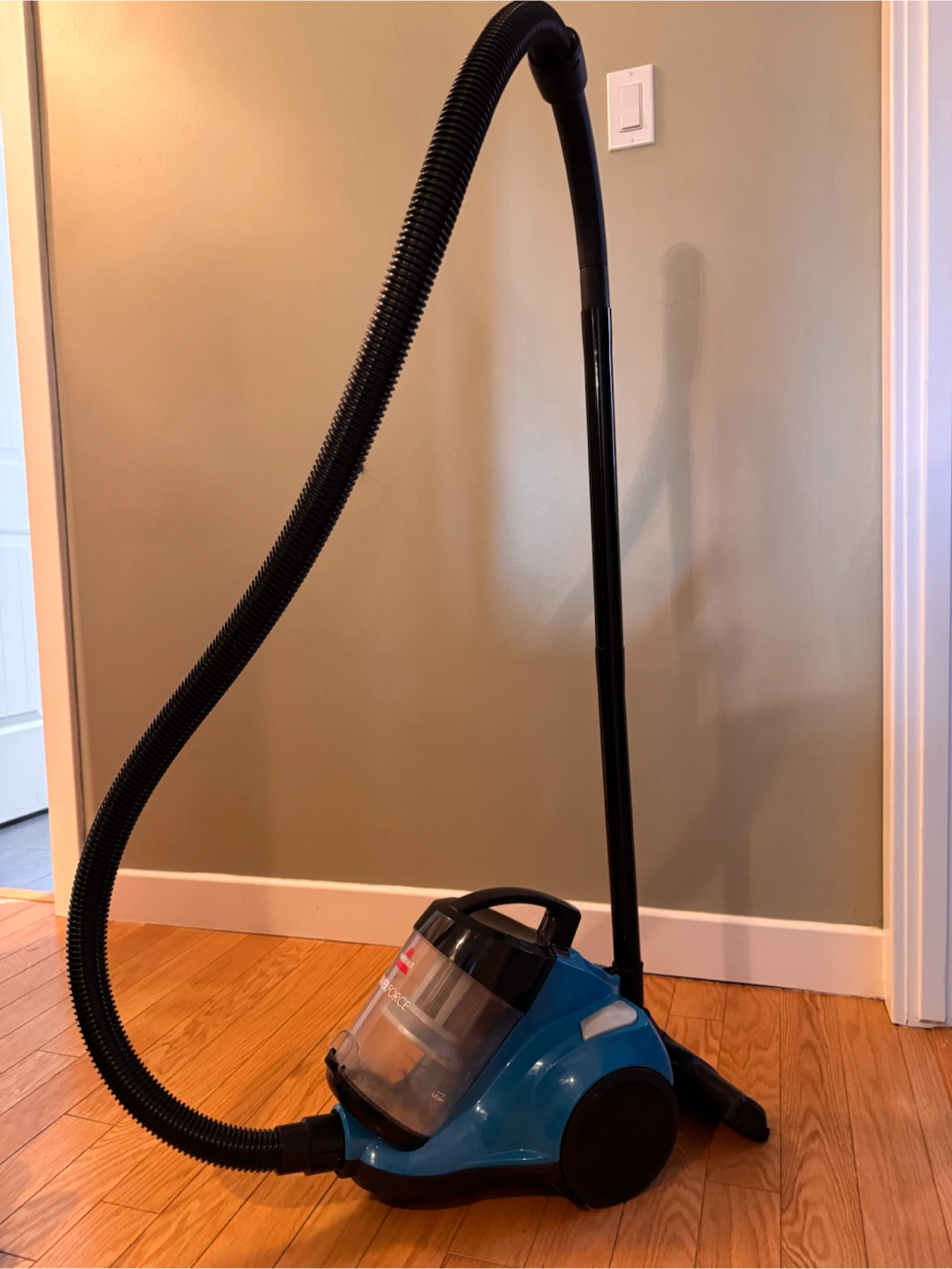 Bissell “PowerForce” Vacuum Cleaner w/ Detailing Attachments - photo 3