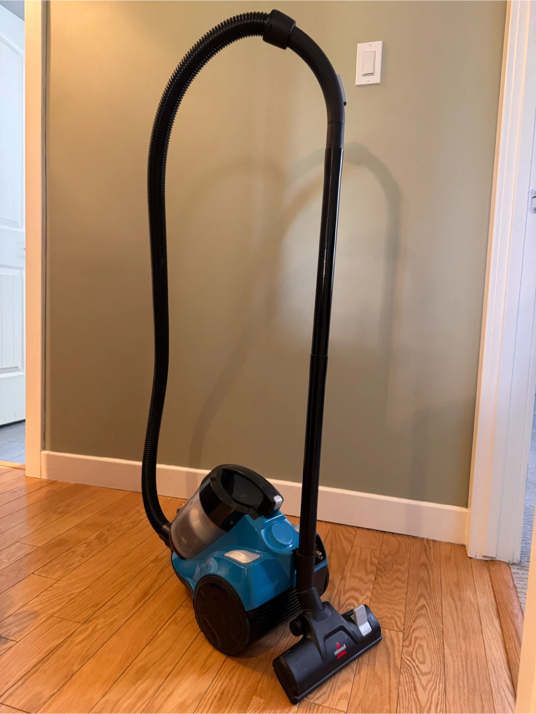 Bissell “PowerForce” Vacuum Cleaner w/ Detailing Attachments - photo 4