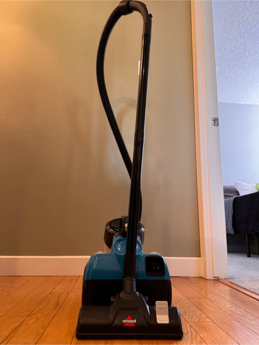 Bissell “PowerForce” Vacuum Cleaner w/ Detailing Attachments - photo 5