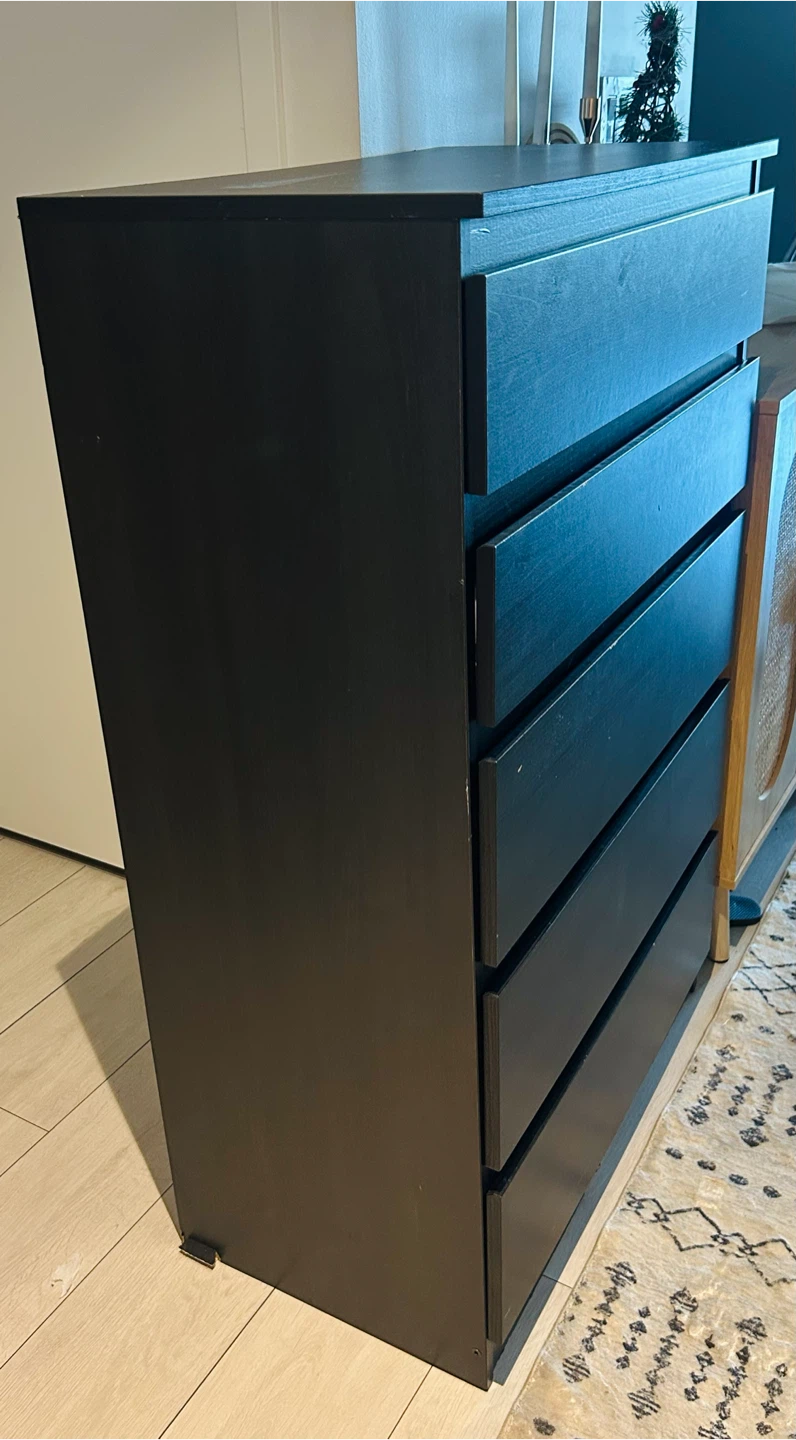 Black 5-Drawer Dresser. Chest of drawers
