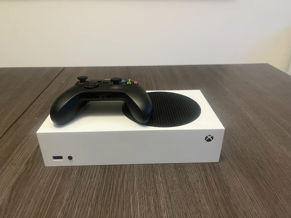 Xbox Series S + 2 Pro controllers - photo 2