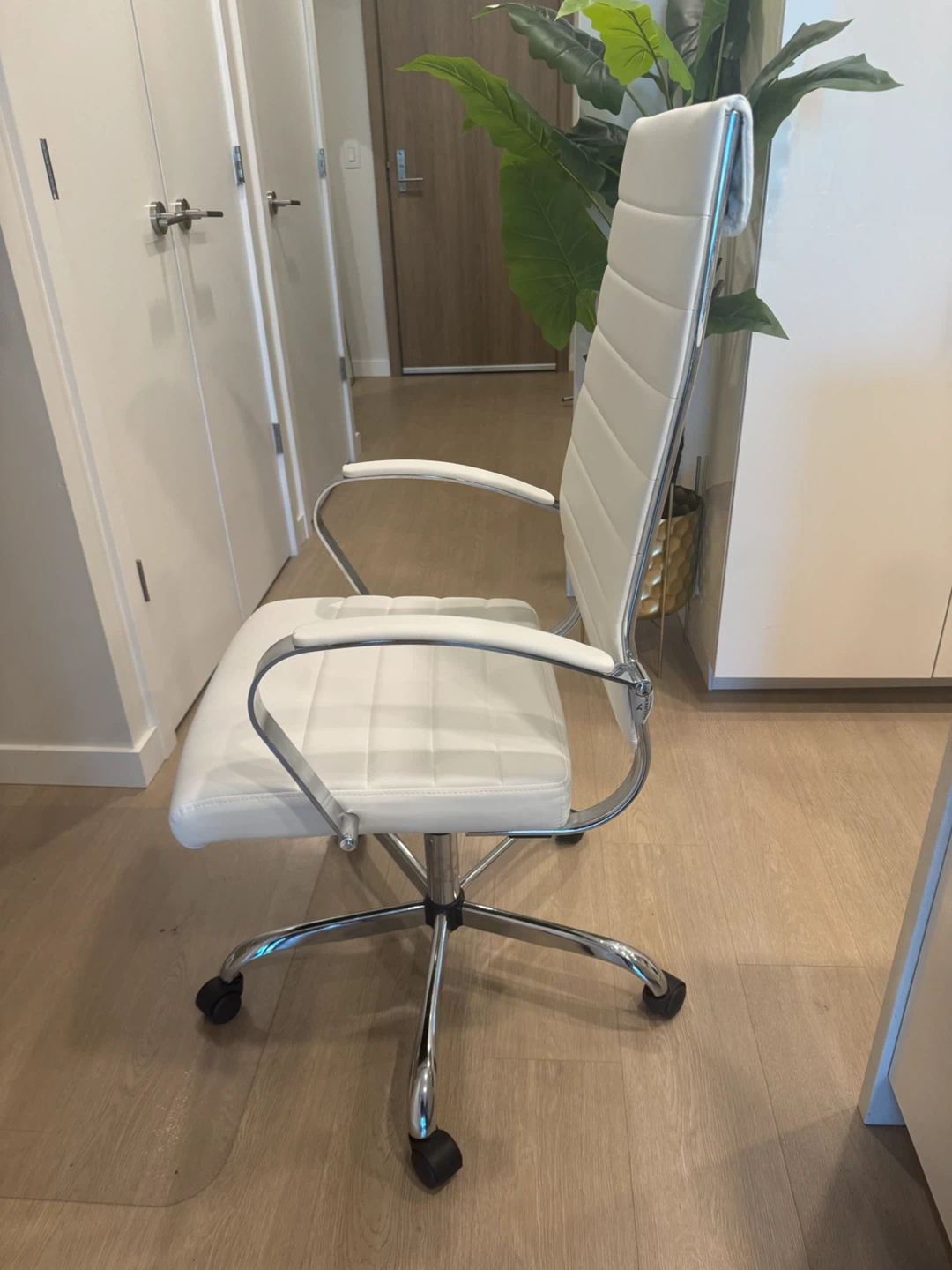White Office Chair - photo 3