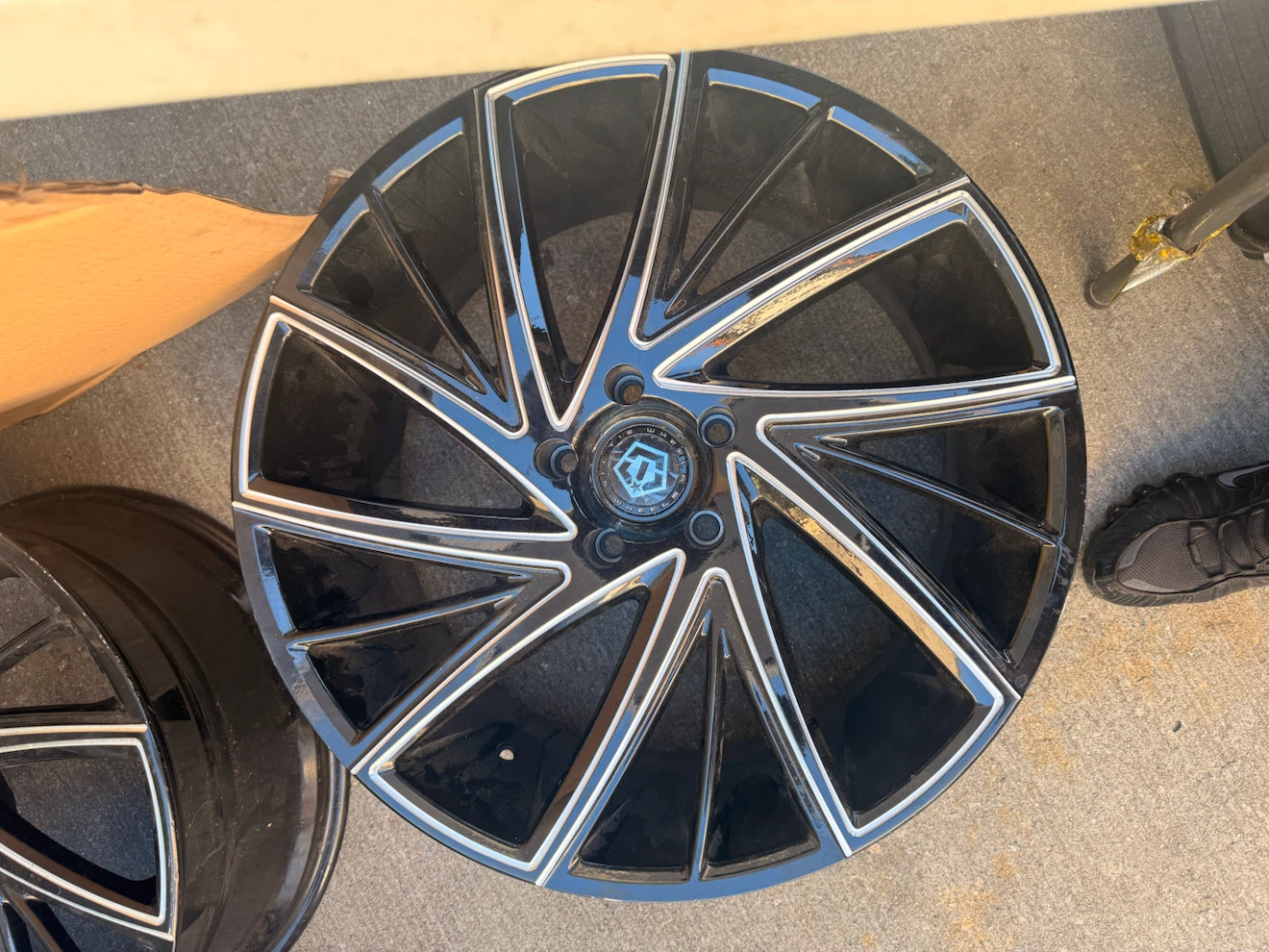 4/ Black Alloy Wheels with Silver Trim - photo 2