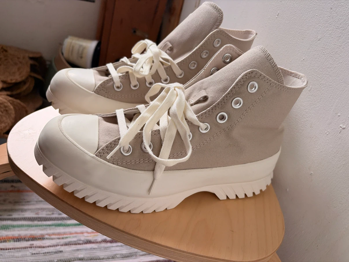 Converse size man’s 7 womens 9