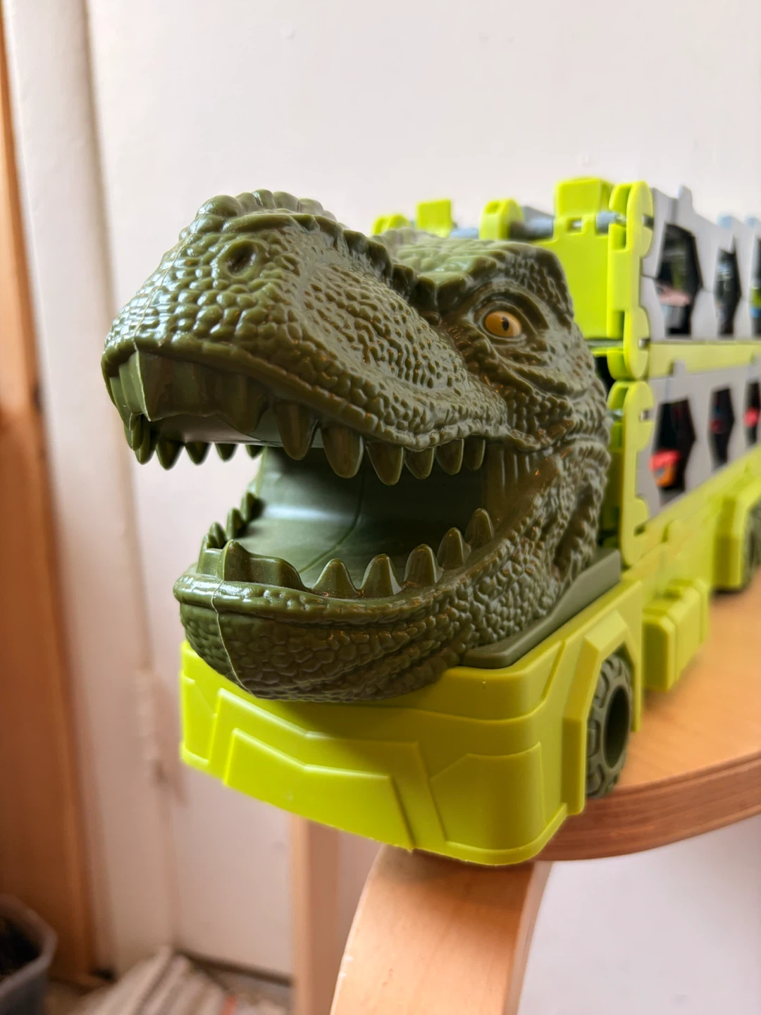 Dinosaur carrier with 12 cars - photo 2