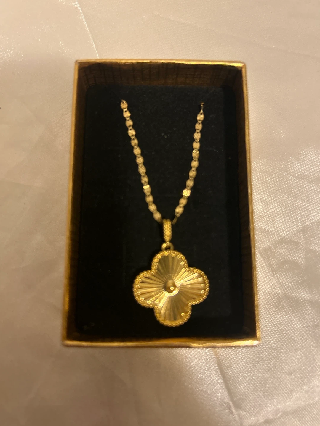 18k Gold Clover Pendant Necklace