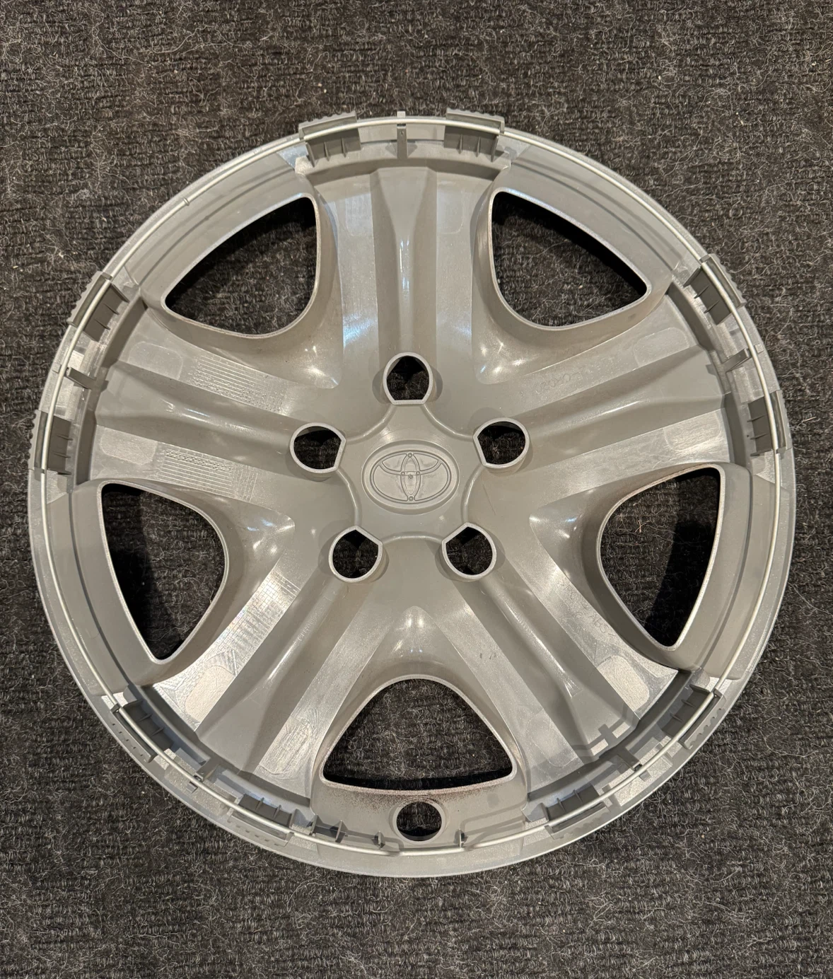 OEM new Toyota Hubcap 17 inch - photo 2