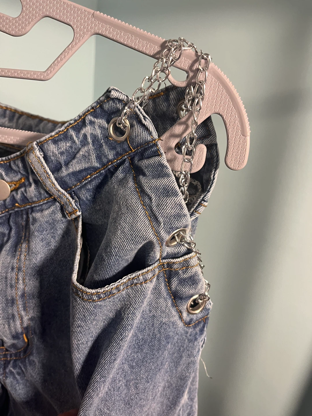 Women's Light Wash Denim Jeans with Chain Detail - photo 2