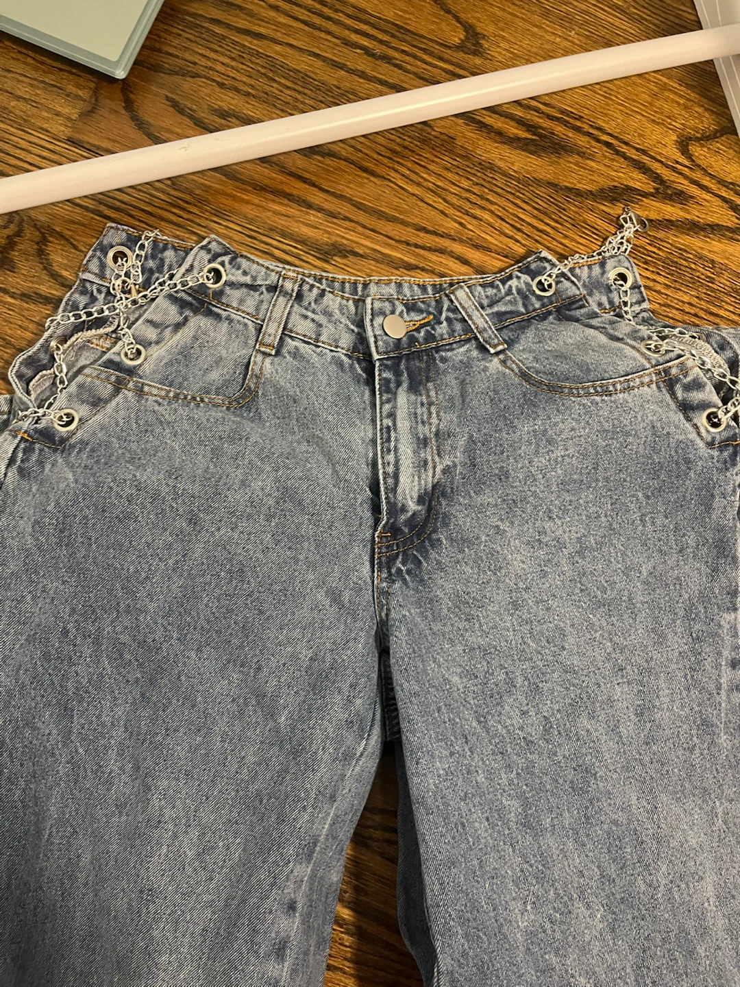 Women's Light Wash Denim Jeans with Chain Detail - photo 3