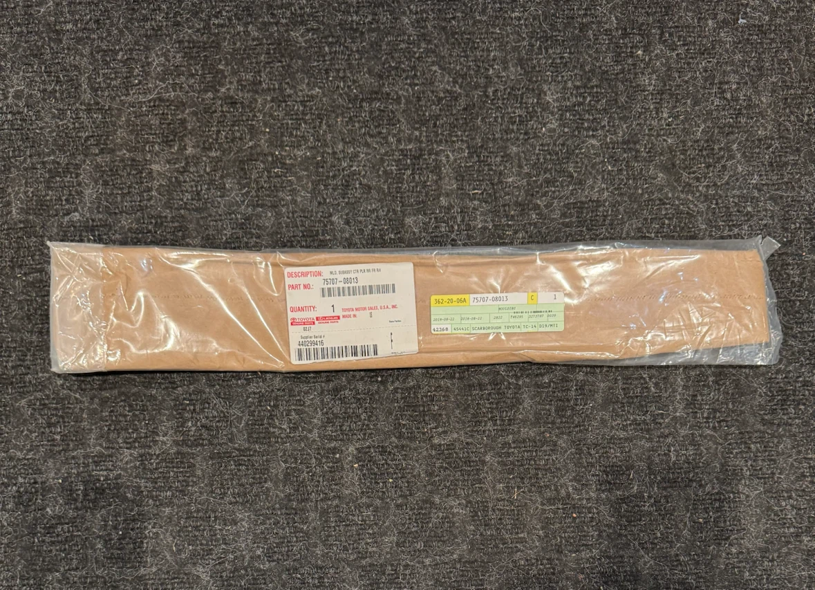OEM new Toyota Sienna Window Moulding - photo 2