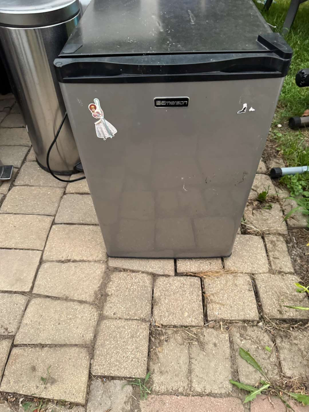 Emerson CR275BSE2 Refrigerator