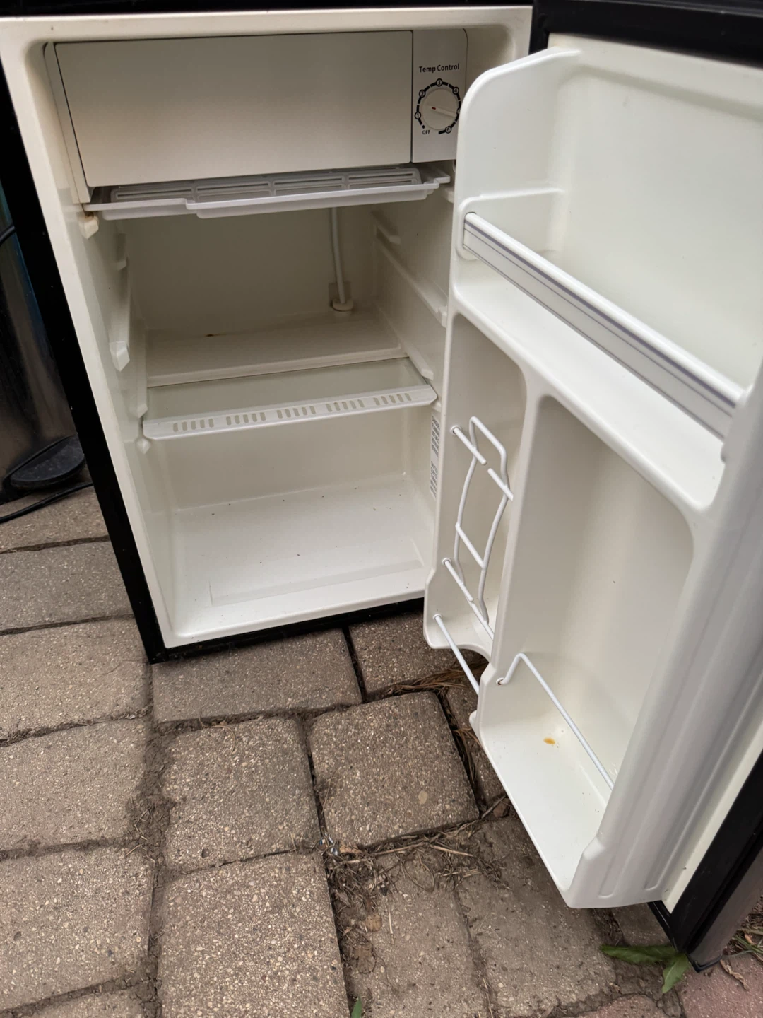 Emerson CR275BSE2 Refrigerator - photo 2