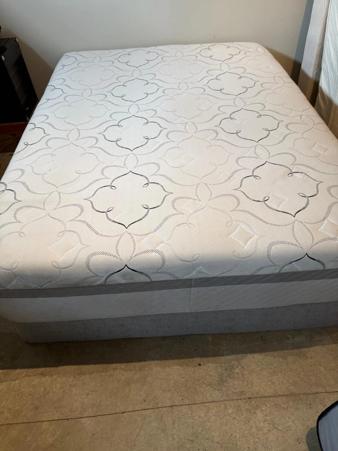 Queen sz Mattress with Box Spring.delivery $