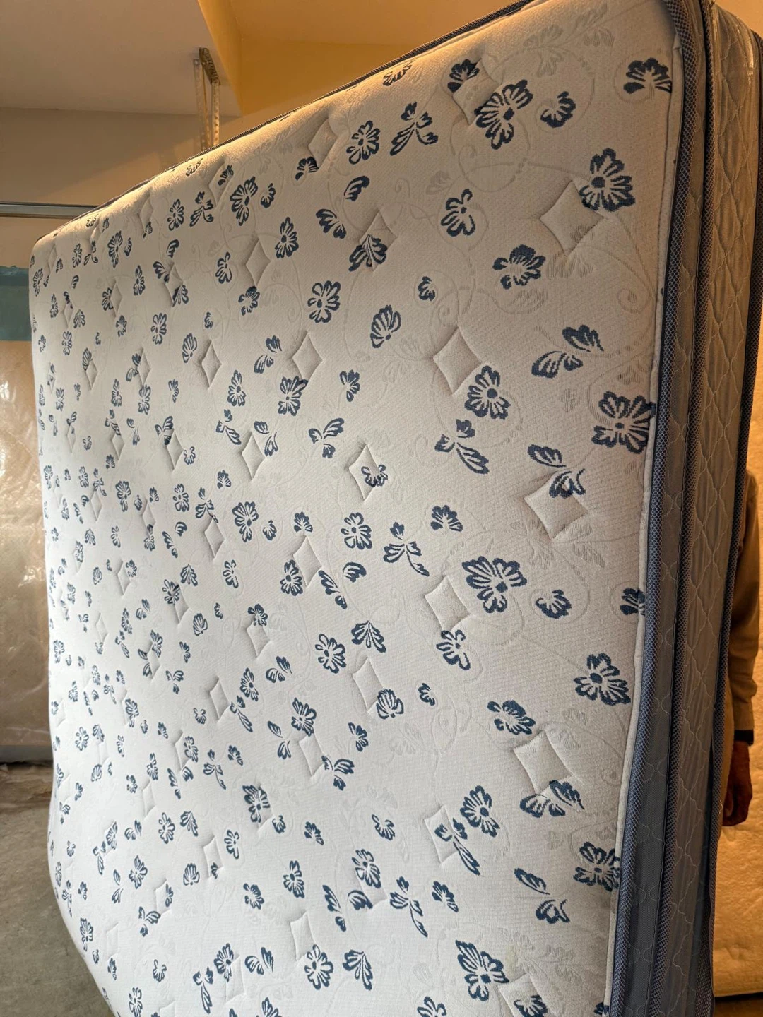 Sealy Mattress king sz . Delivery $$