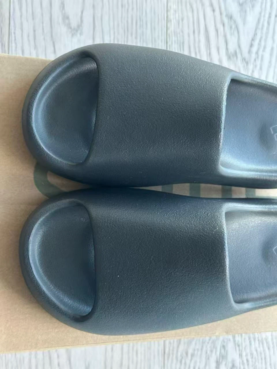 Yeezy slides 1:1 quality size 8 us