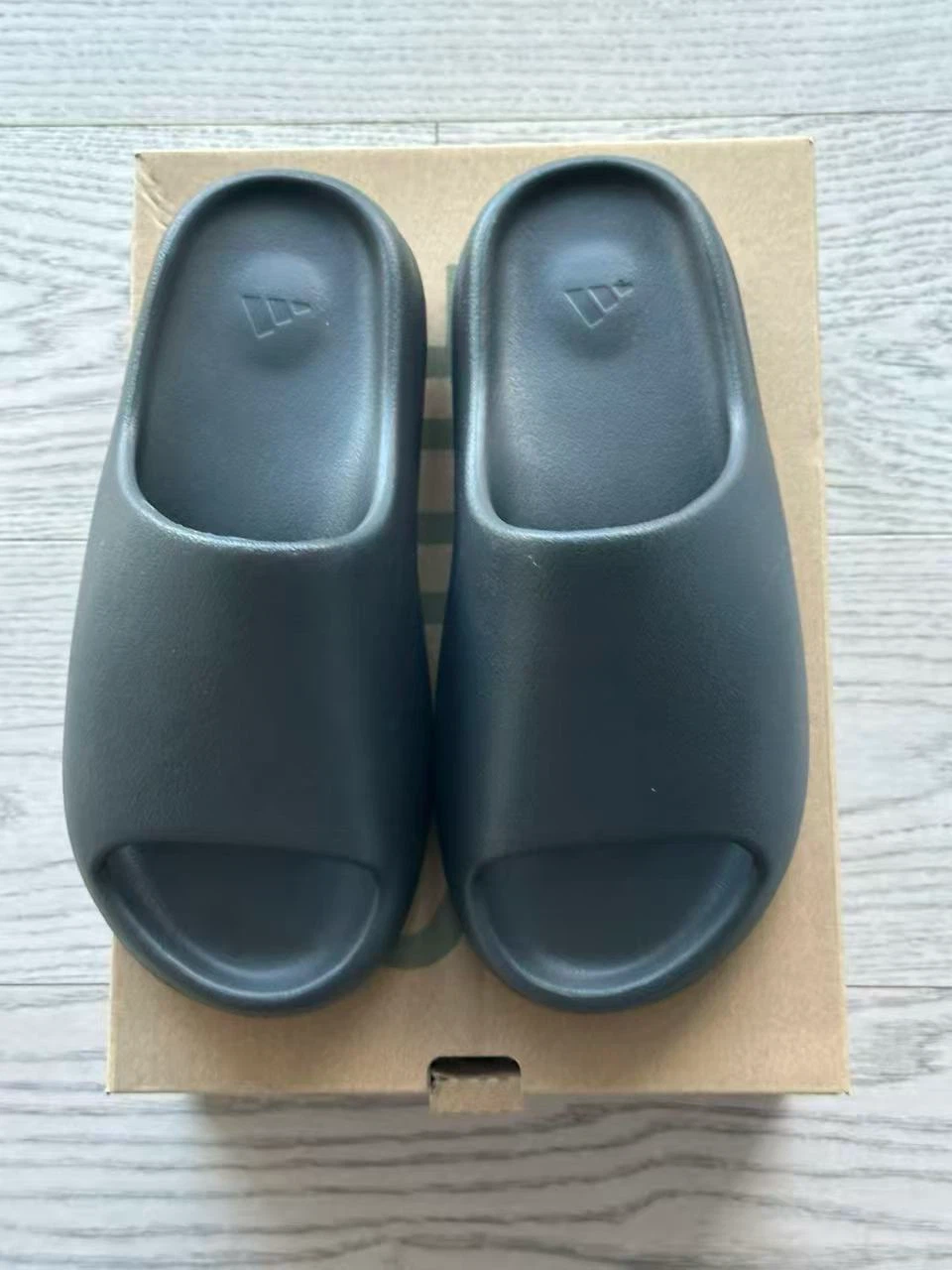 Yeezy slides 1:1 quality size 8 us - photo 2