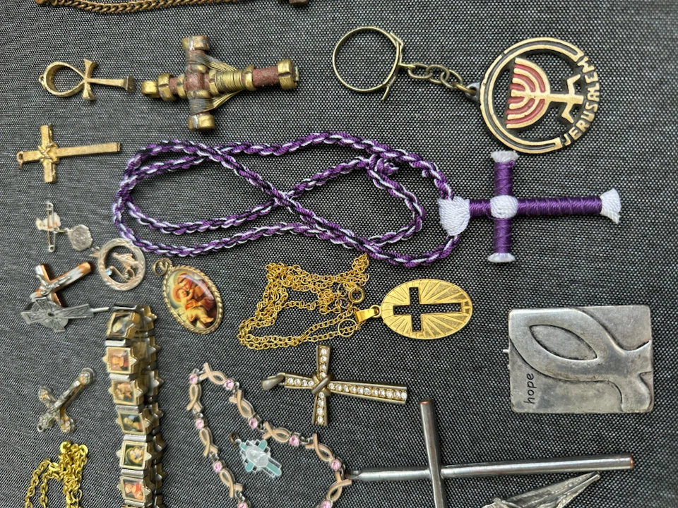 Assorted Antique Christian jewellery and accessories - photo 3