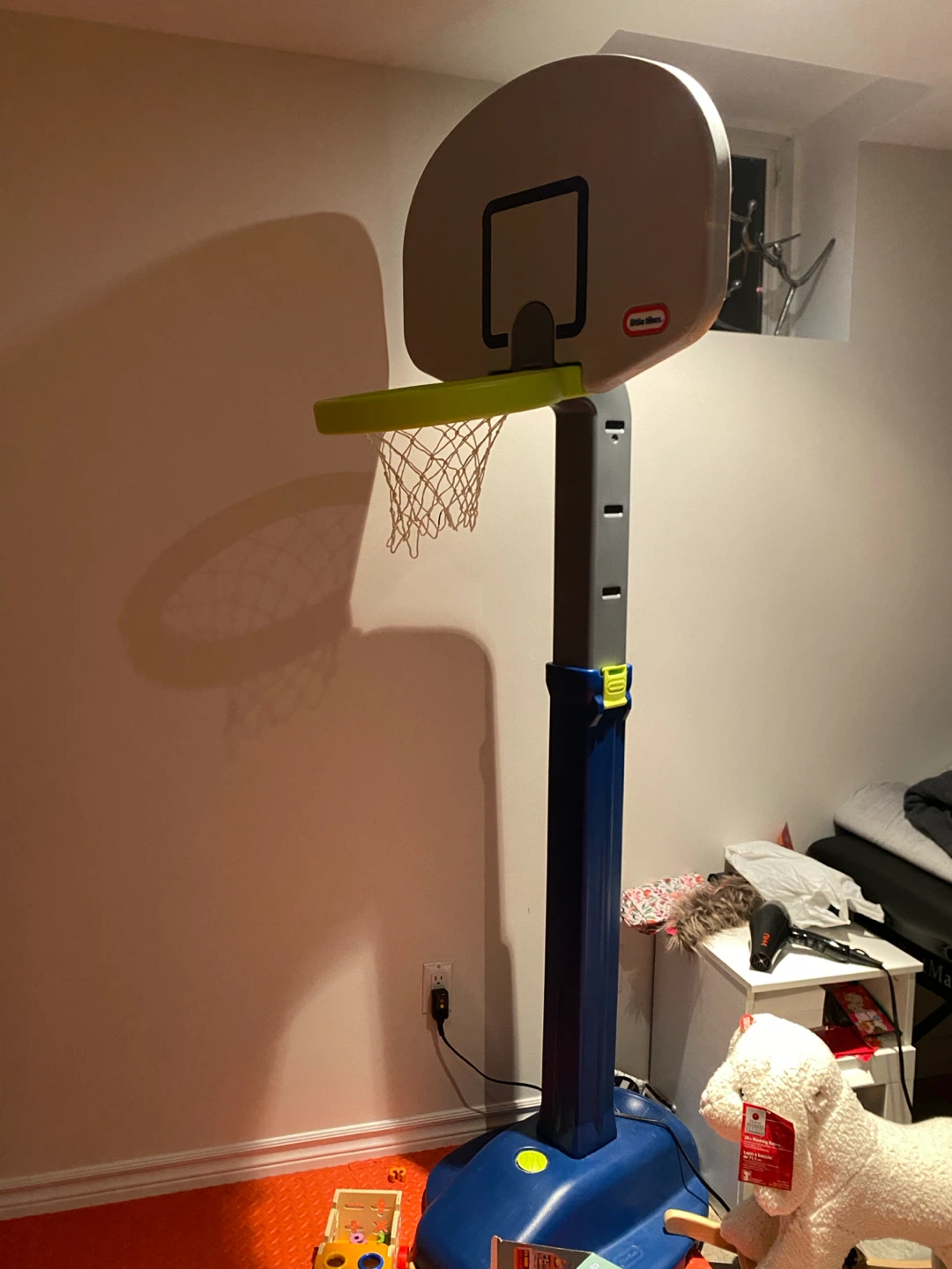 Little Tikes Adjustable Basketball Hoop