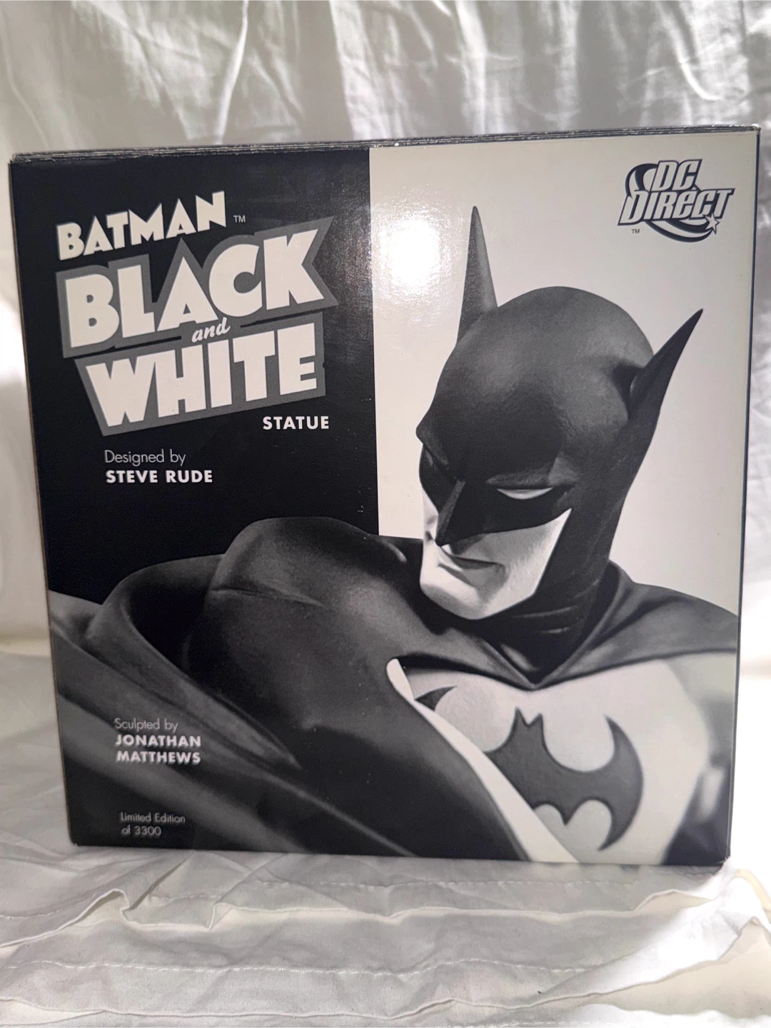 Batman Black and White Statue Designed by Steve Rude - photo 3