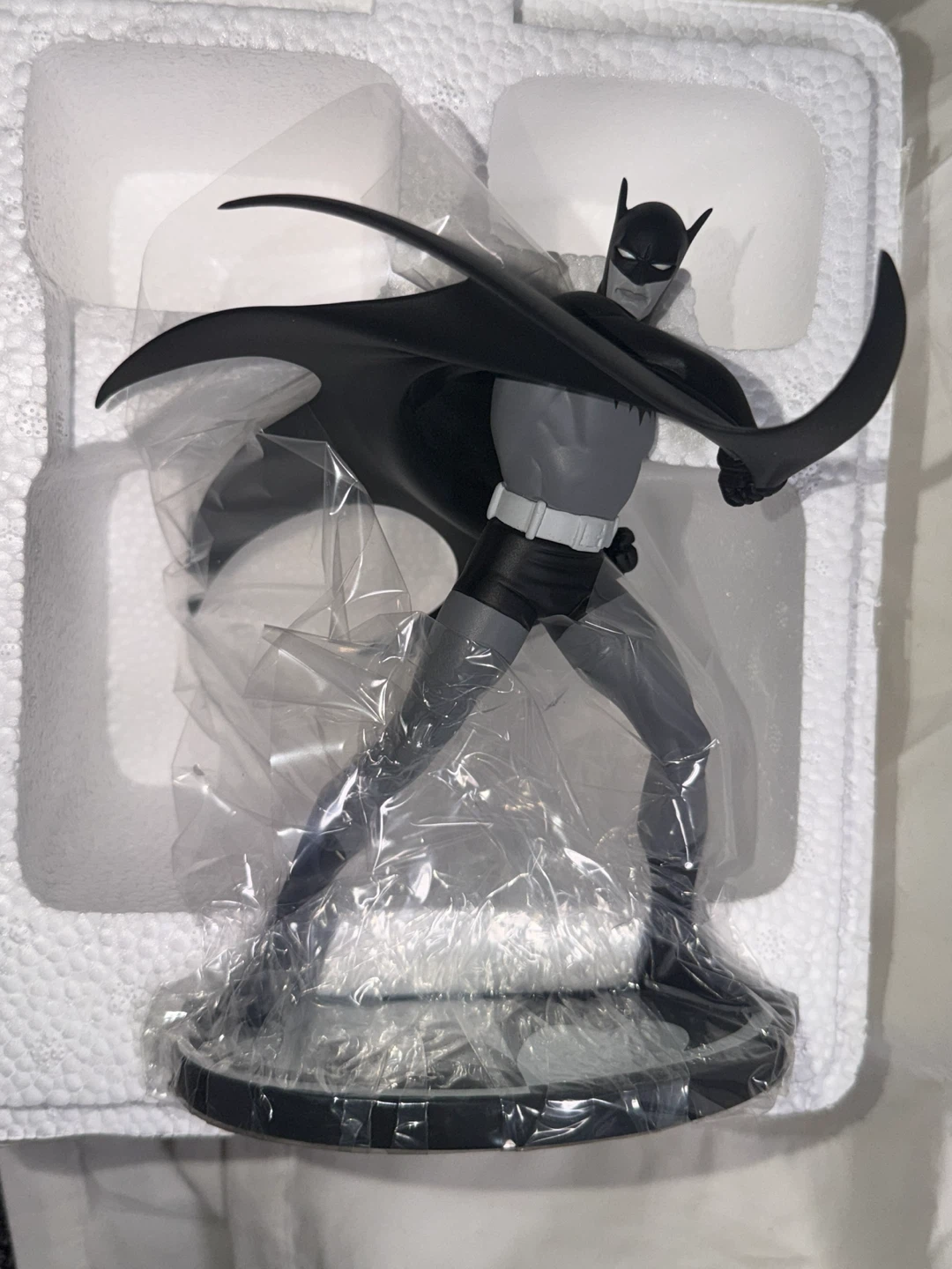 Batman Black and White Statue Designed by Steve Rude - photo 5