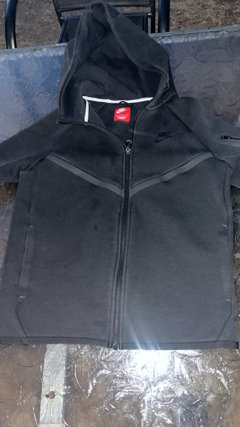 Black Nike tech - size large in kids - 45$