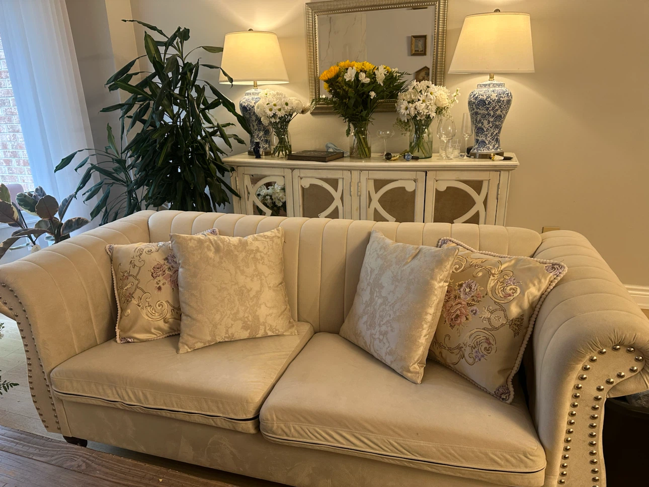 Cream coloured sofa with decorative pillows - photo 2