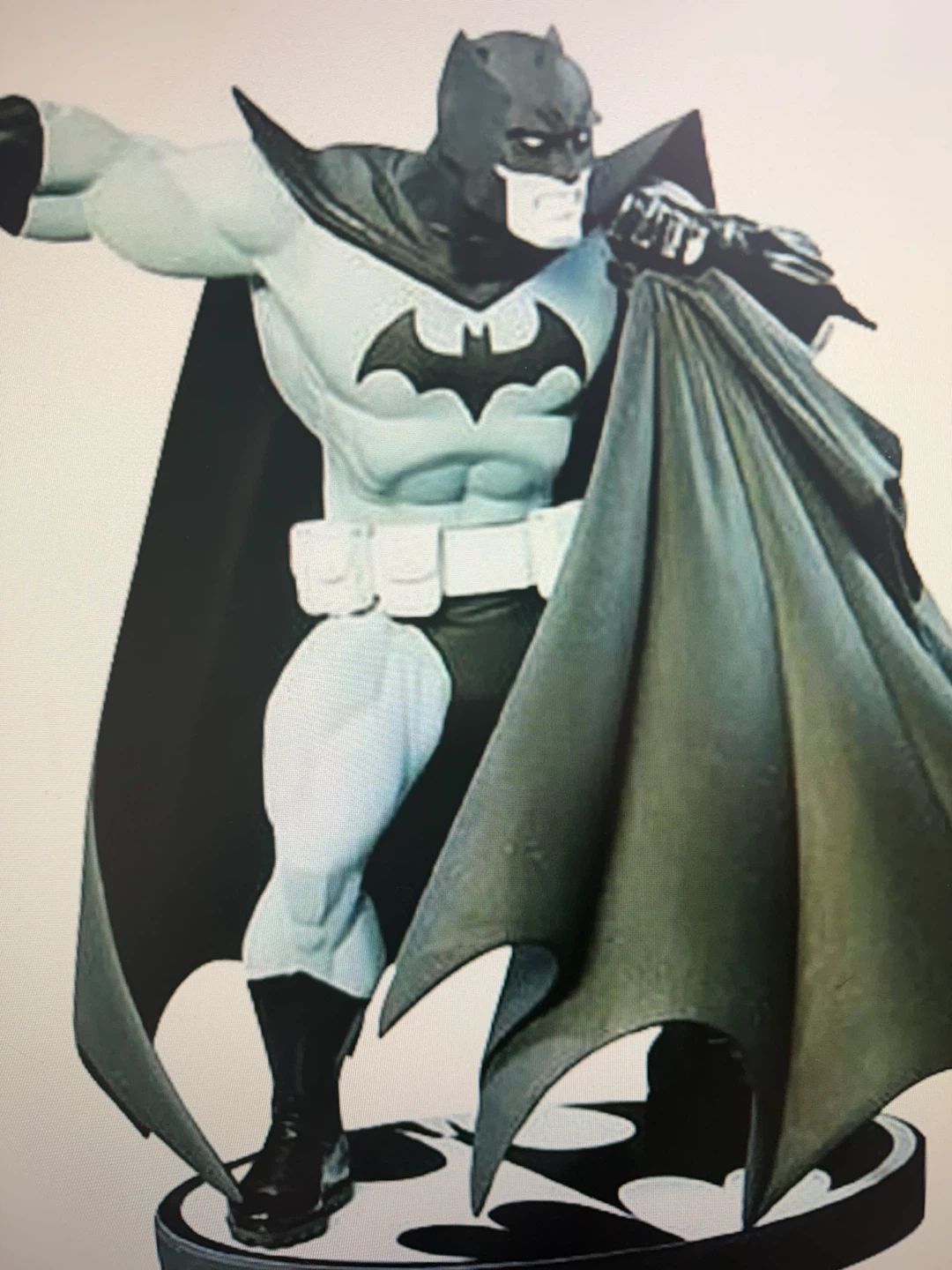 Batman Black and White Statue by Andy Kubert - photo 2