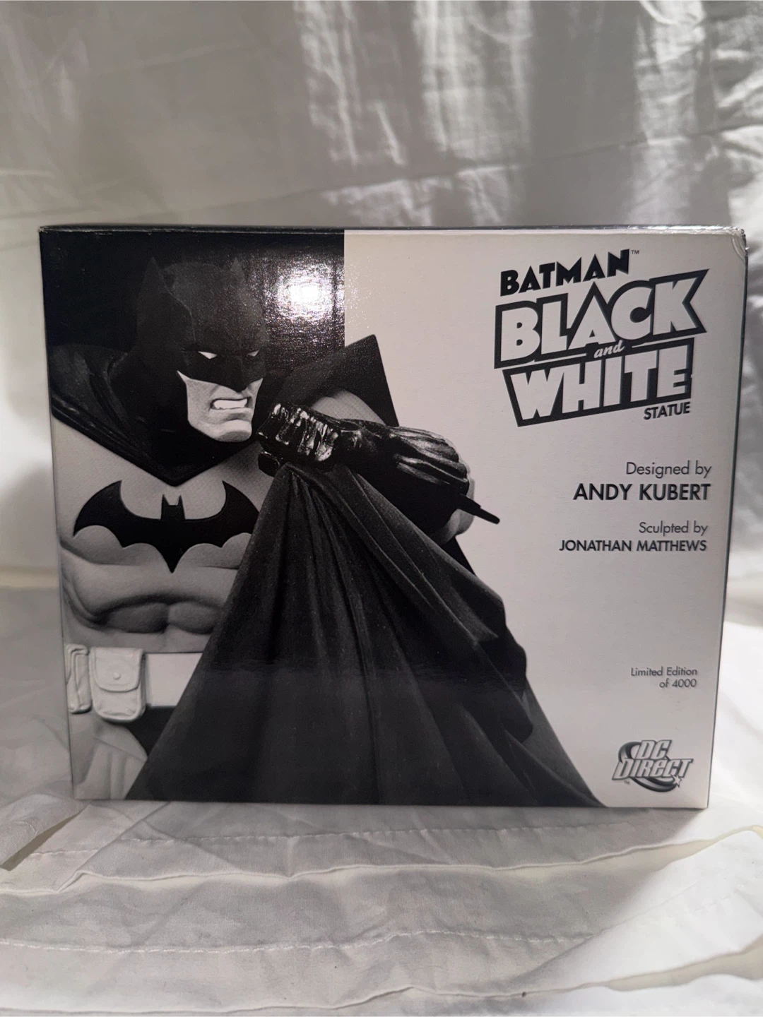 Batman Black and White Statue by Andy Kubert - photo 3