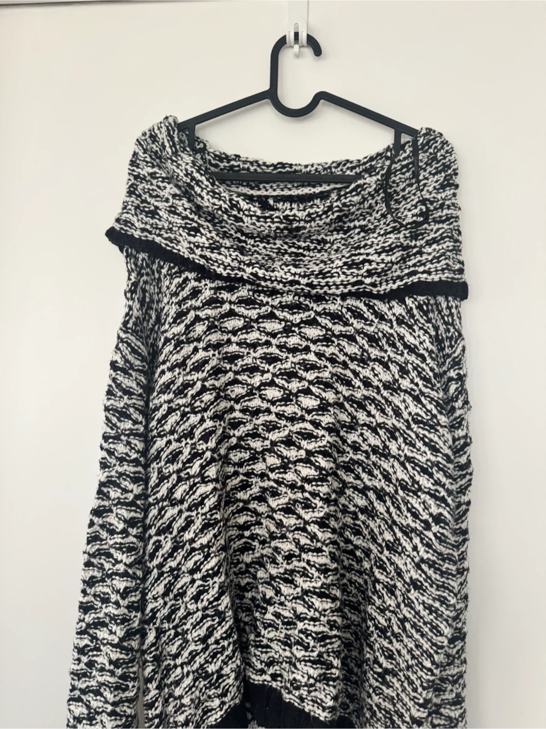 4 Women's Knitted Sweaters - Various Styles - photo 4