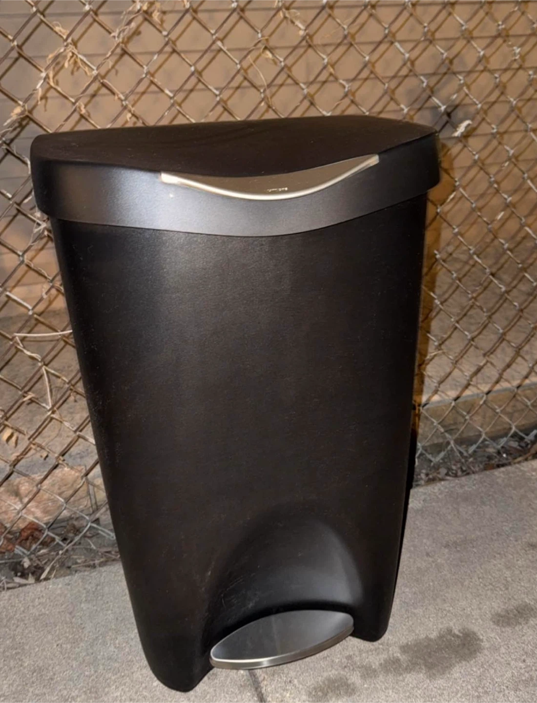 New/ Nuevo 13 Gallon Umbra Black Step Trash Can with Lid - photo 2
