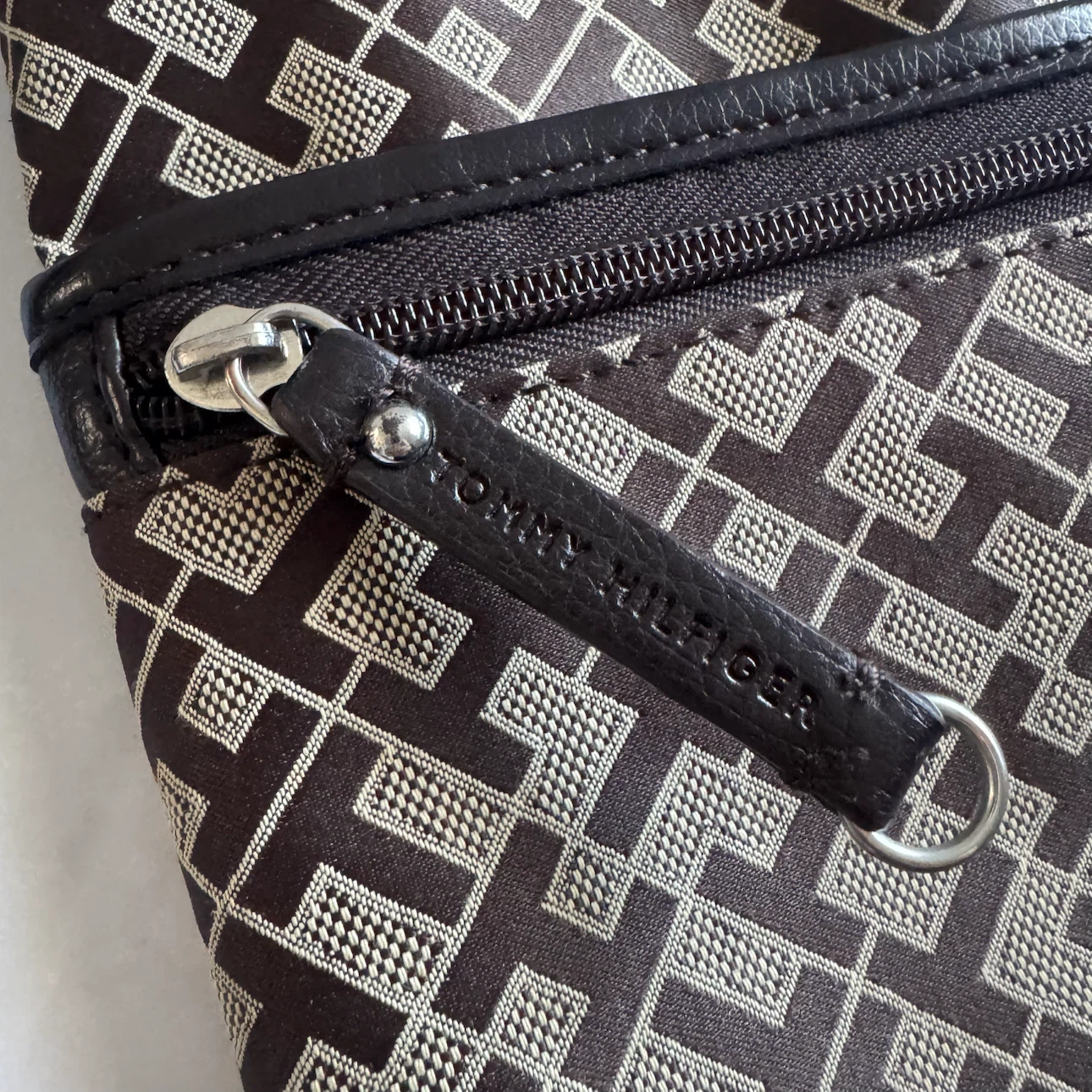 Tommy Hilfiger Crossbody Bag Brown Monogram UNISEX EUC - photo 2