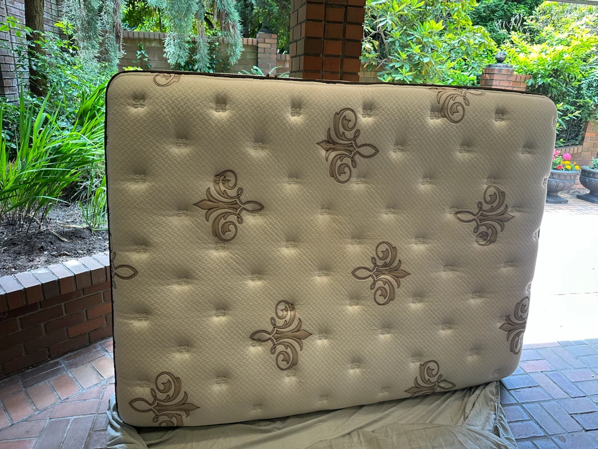 Very High Quality Queen mattress *FREE DELIVERY
