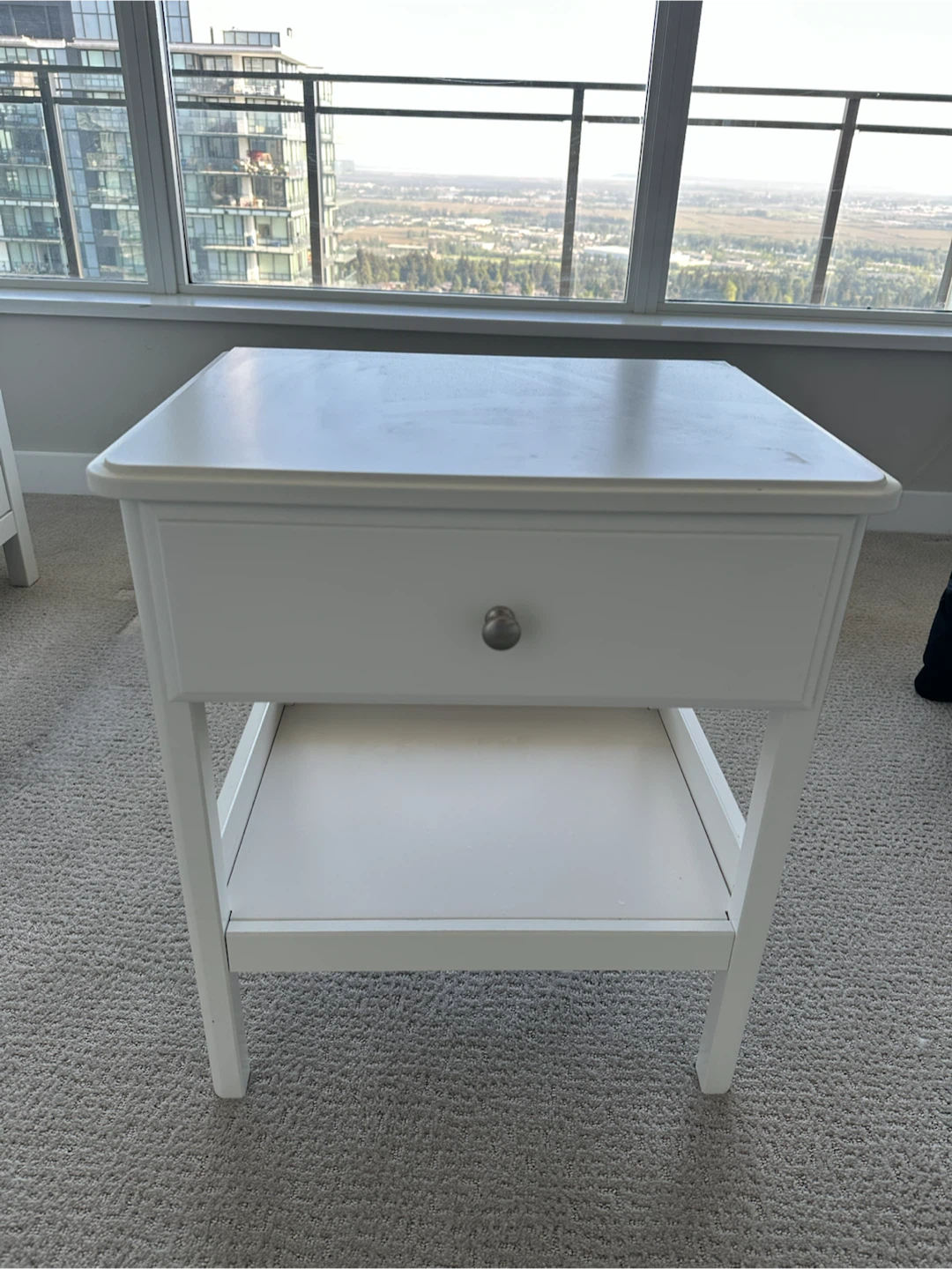 Like new white nightstand *Delivery available