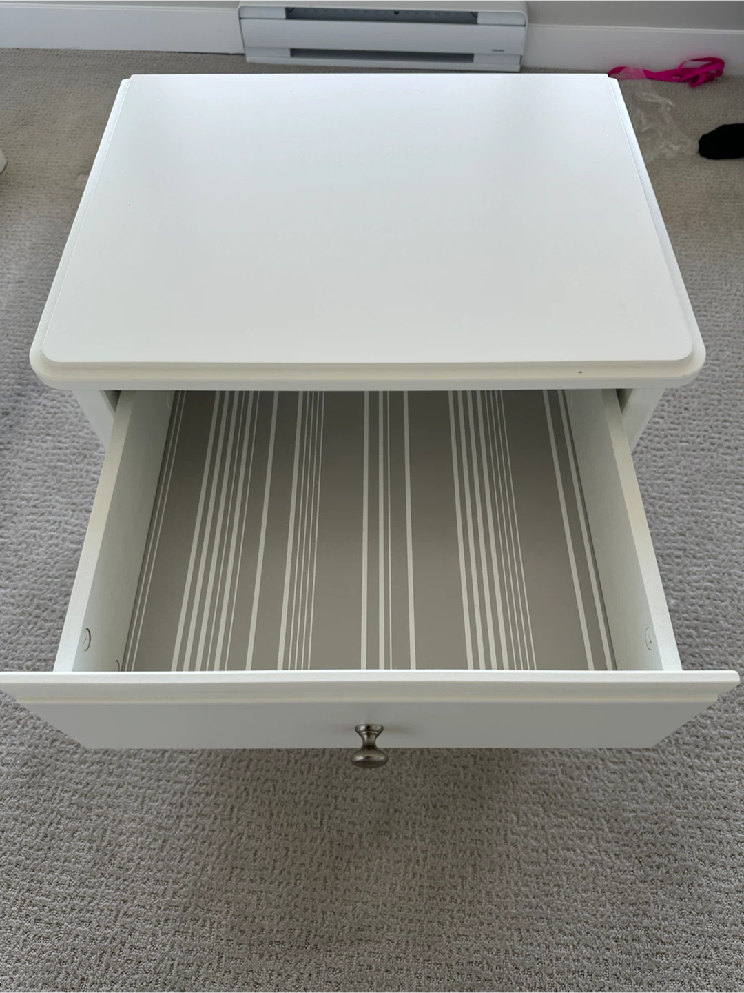 Like new white nightstand *Delivery available - photo 2