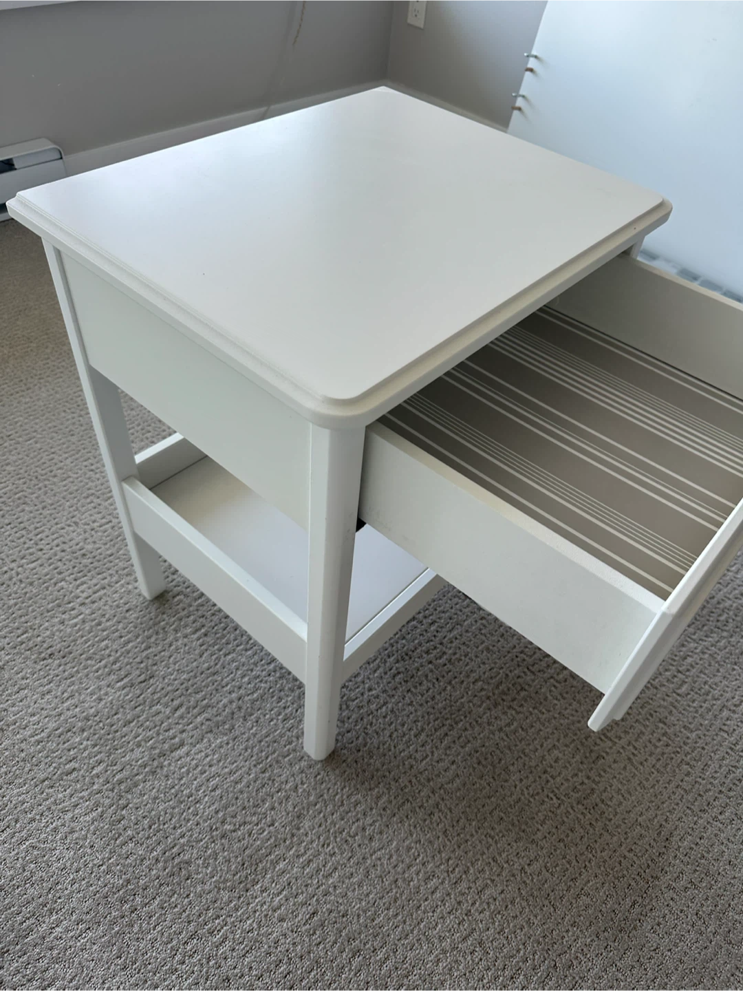 Like new white nightstand *Delivery available - photo 3