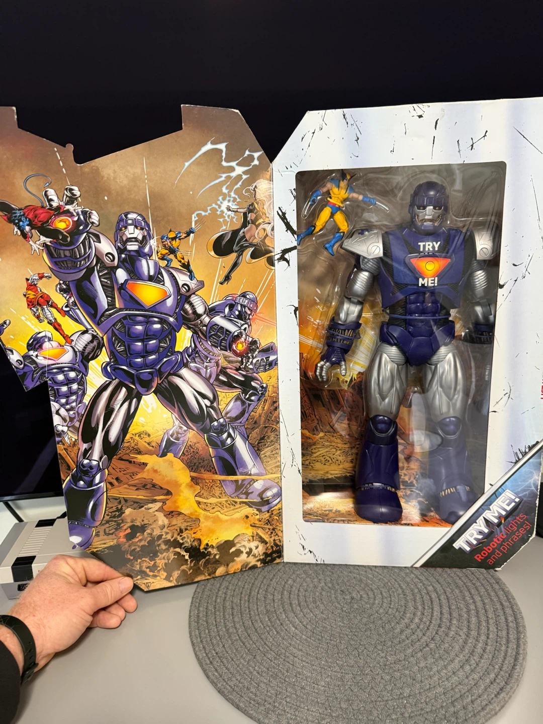 Marvel Universe Sentinel 16-Inch Action Figure with Wolverine - photo 3