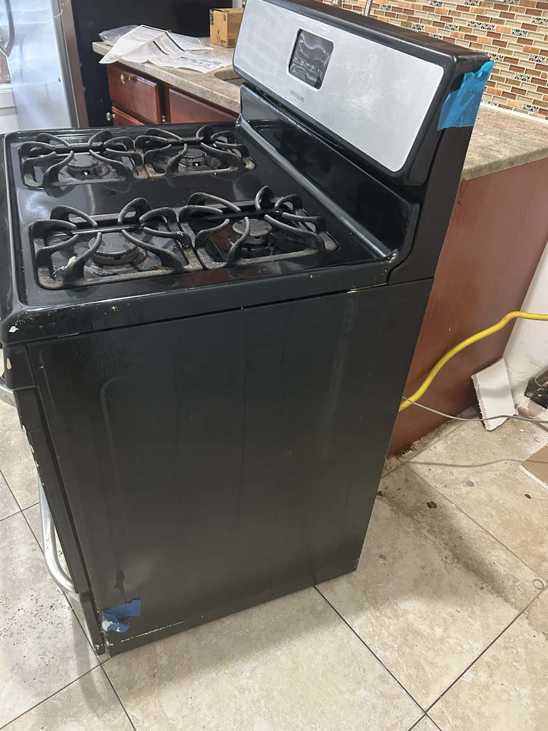 FRIGIDAIRE STOVE - photo 4