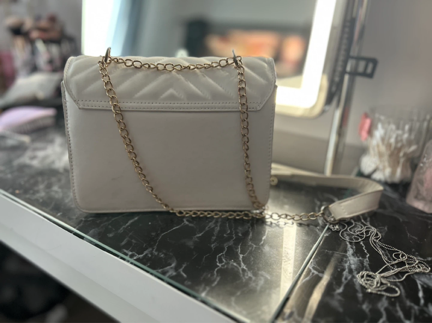 White quilted crossbody purse with gold chain - photo 3