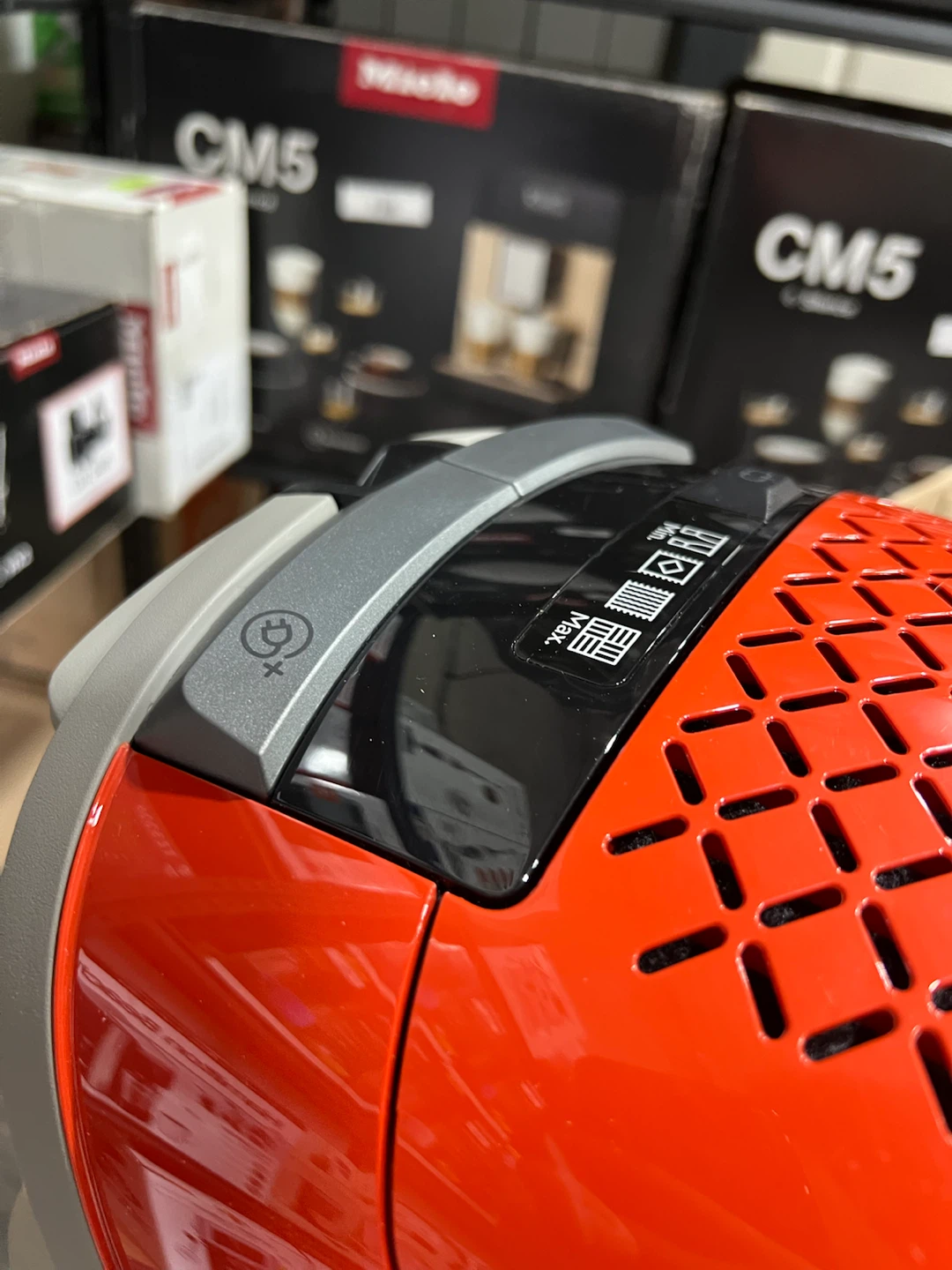Miele Guard M1 Canister Vacuum - photo 4